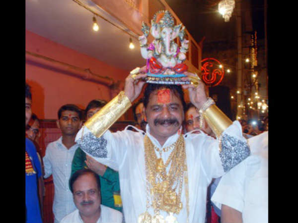 गणपति पूजन में गोल्डन बाबा 