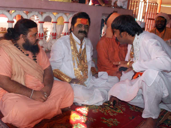गोल्डन बाबा भक्त के साथ 