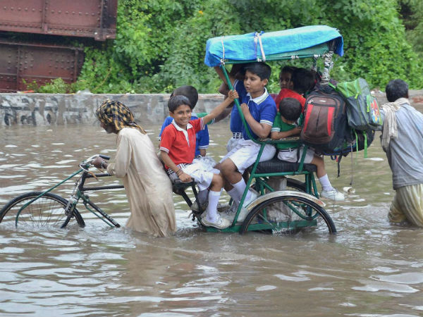 भूस्खलन में मकान ढह गया