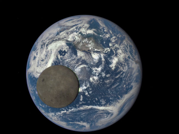 कैसे दिखता है चांद 