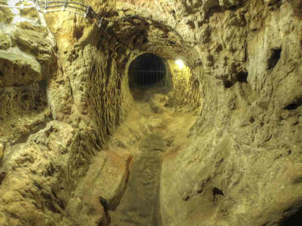 रक्षा के लिए लोग यहां रहते थे