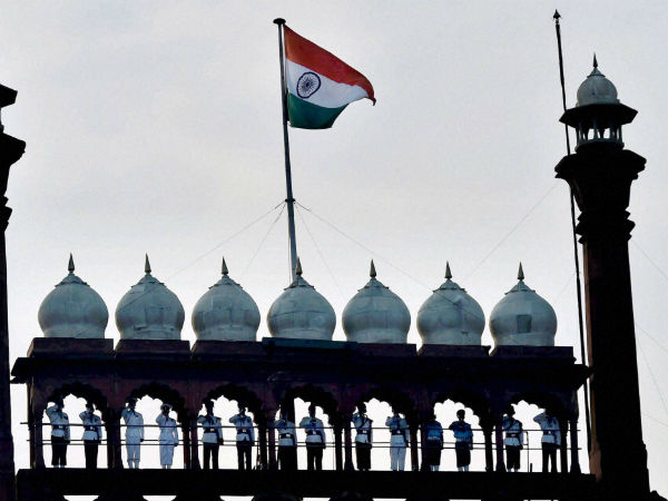 लालकिले पर फहराया तिरंगा