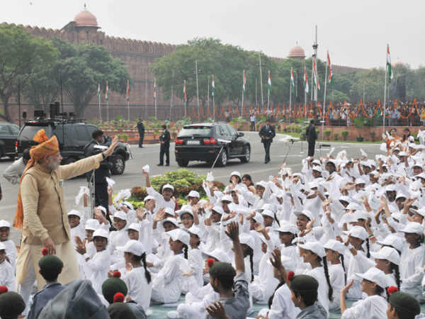 बच्चों के साथ प्रधानमंत्री 