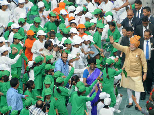 बच्चों संग मोदी 