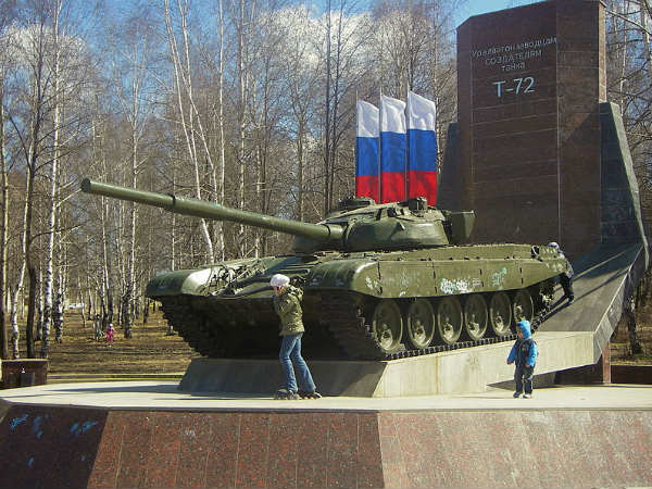 सोवियत टी-72 टैंक्‍स 