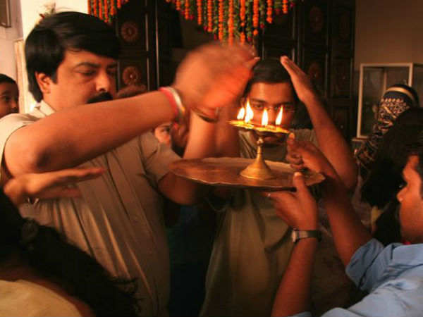 जानिए क्यों पूजा करते समय 'घी' का दीपक जलाते हैं? जानिए क्यों पूजा करते समय 'घी' का दीपक जलाते हैं?