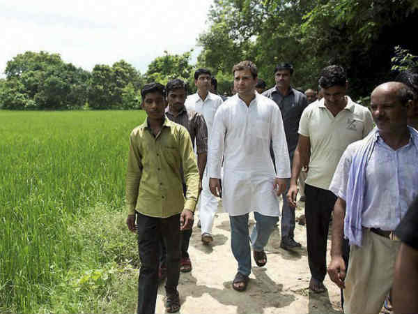 When Rahul Gandhi stopped his car and provided first aid to a injured man When Rahul Gandhi stopped his car and provided first aid to a injured man