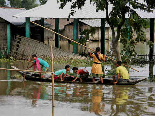 असम में नौकाओं से बचाव कार्य 