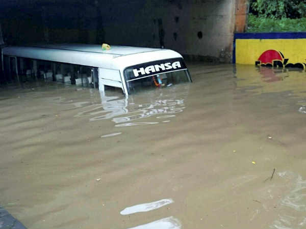 नागपुर में बाढ़ जैसे हालात 