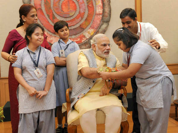 स्‍पेशल बच्‍चों से भी बधवाई राखी 