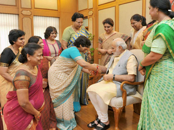 महिलाओं ने भी बांधी राखी 