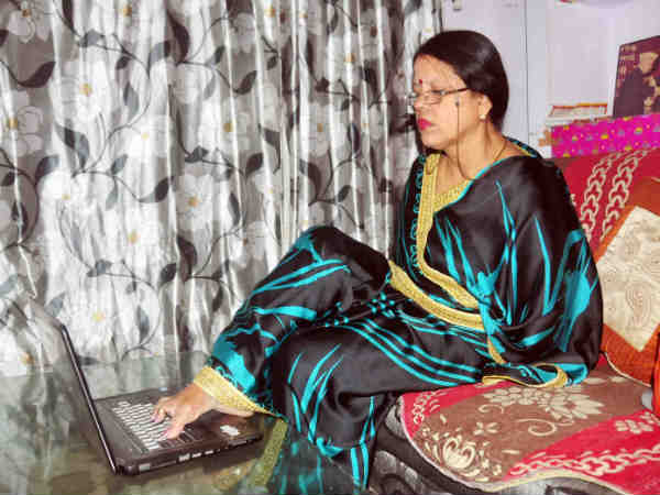 पैरों से ही चलाती हैं लैपटॉप