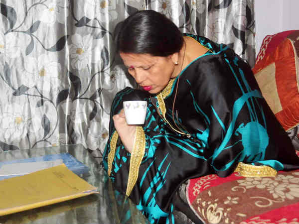 पैरों से ही पीती हैं चाय