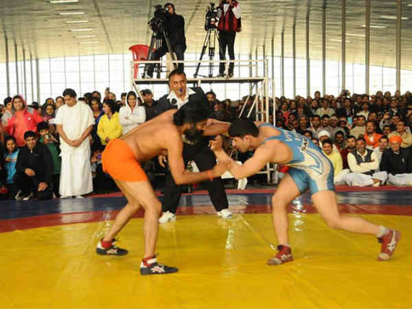 कुश्ती के मैदान में बाबा