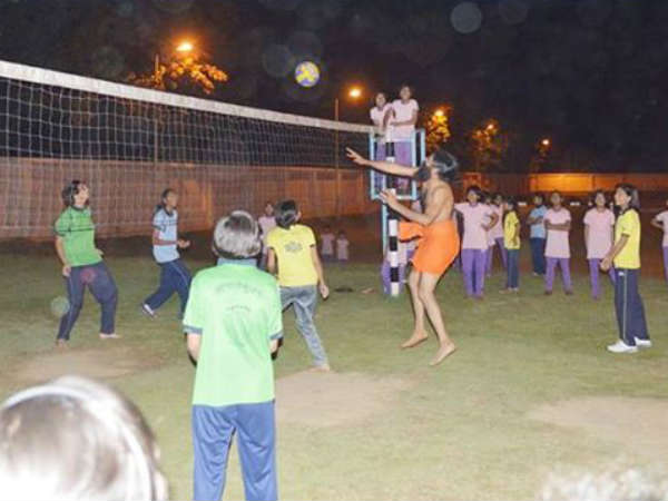 वॉलीबॉल खेलते बाबा रामदेव