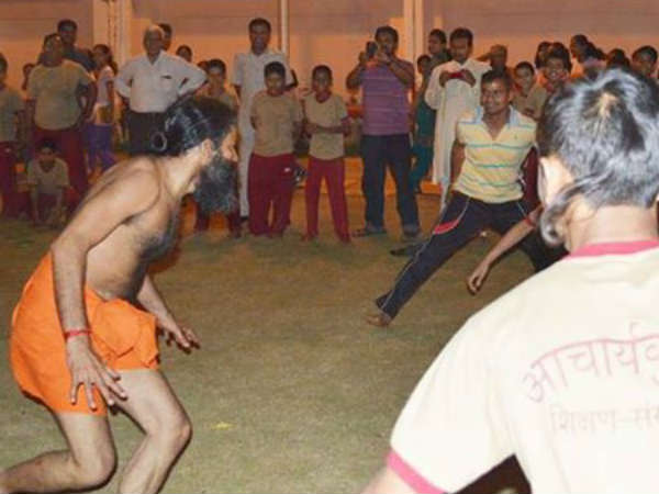  कबड्डी खेलते बाबा रामदेव