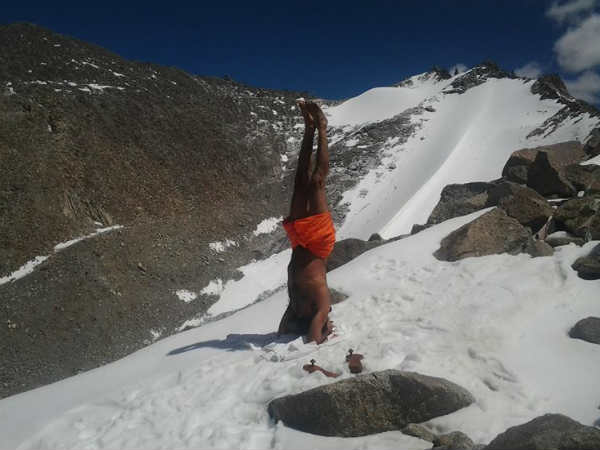  बर्फीले पहाड़ पर बाबा रामदेव