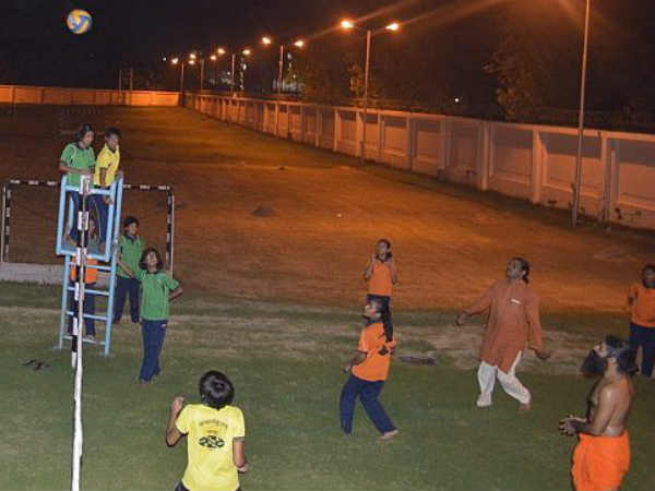 वॉलीबॉल खेलते बाबा रामदेव