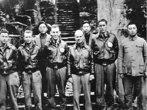 अपने क्रू के साथ डूलिटिल 