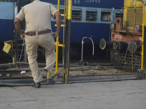 पुलिसकर्मी इस तरह पकड़ने दौड़े 