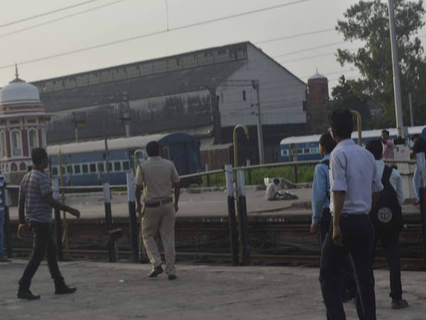 लोगों ने देखा पुलिस है परेशान 