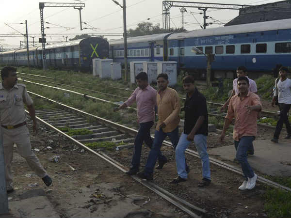 युवक कैदी को पकड़ कर थाने ले गये 