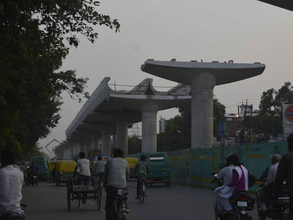 कृष्णा नगर में बन गये हैं पिलर