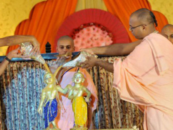 दूध से नहलाया गया