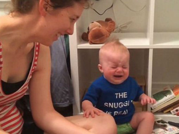 Video: मिलिए 10 महीने के बच्चे से जो किताब बंद होने पर रोने लगता है