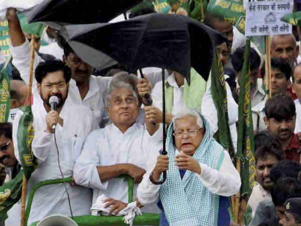 महिलाएं मेरे साथ खिंचाती हैं सेल्फी