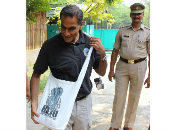 अपने साथ ले गए एक तोहफा 