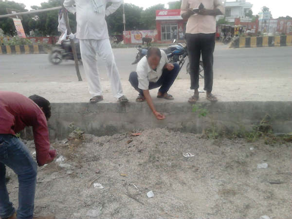 सड़क पर पाये गये नोट