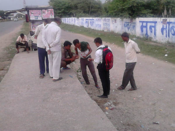 लोग लेने लगे तस्वीरें