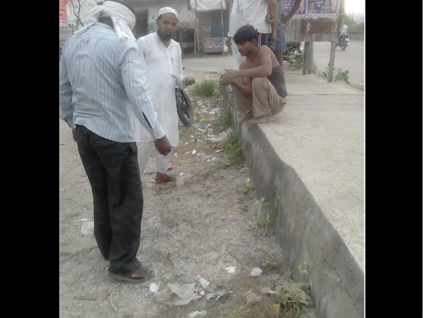 सड़क किनारे भीड़