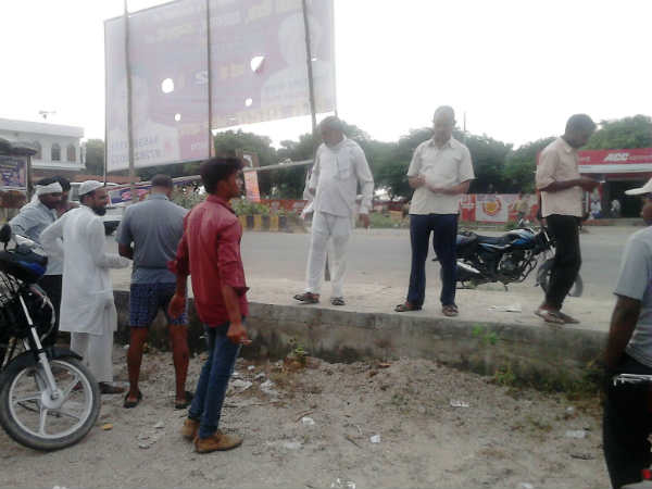 नोटों को बटोरने में जुटे लोग
