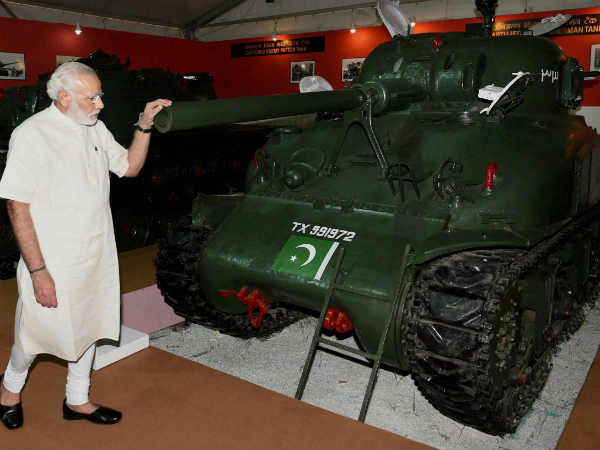 पाक टैंक एम4 के साथ पीएम मोदी 
