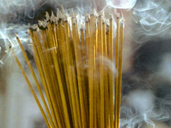 नकारात्मकता का नाश करता है