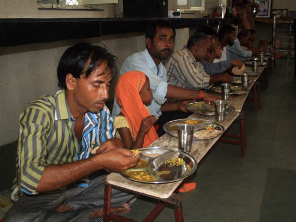 डाक्टर चुनते हैं गरीब लोगों को किसे खाना बांटा जाए