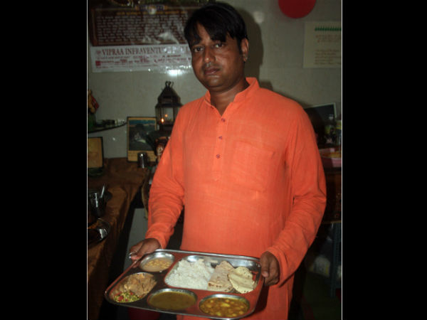 विशाल सिंह खुद भी बांटते हैं खाना