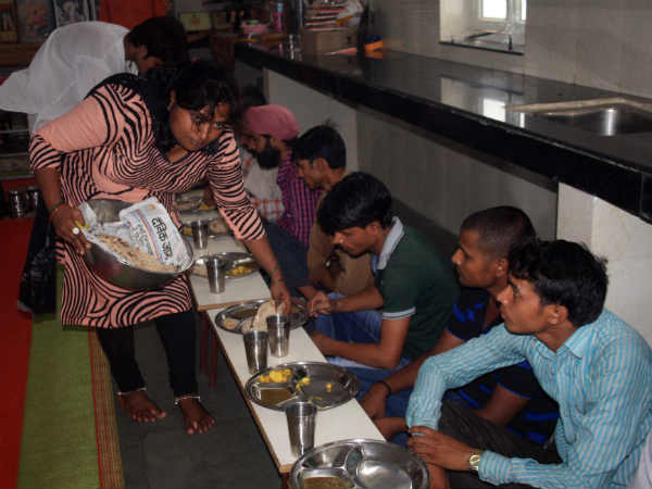 हर महीने आता है 3 लाख का व्यय