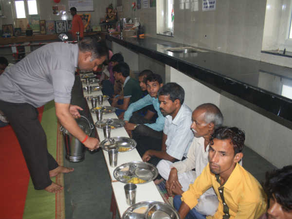 1000 लोगों को खाना खिलाने का लक्ष्य