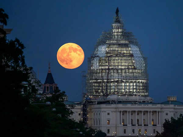अमेरिका में ऐसा दिखा ब्लड मून 