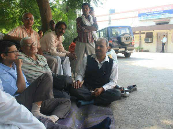 IPS Amitabh Thakur sat on hunger strike at police station against Mulayam Singh Yadav 