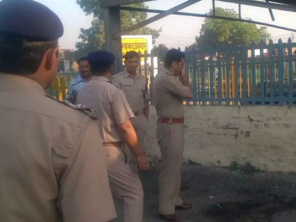 बम का निरीक्षण करते पुलिस अधिकारी