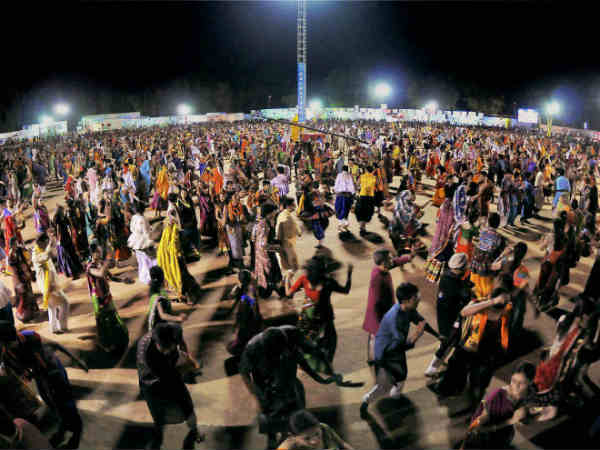 ताली, चुटकी, खंजरी, डंडा, मंजीरा ताली, चुटकी, खंजरी, डंडा, मंजीरा