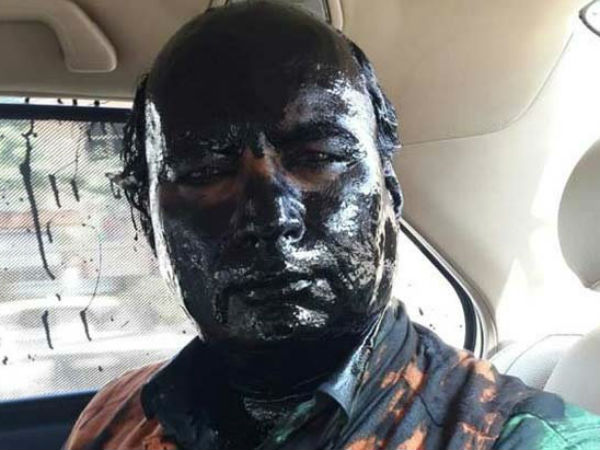 Sudheendra Kulkarni attacked with black ink by Shiv Sena Sudheendra Kulkarni attacked with black ink by Shiv Sena