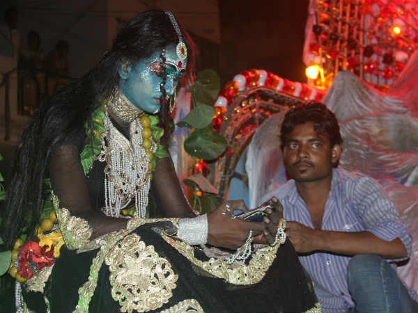 ताड़का पर छाया मोबाइल का खुमार