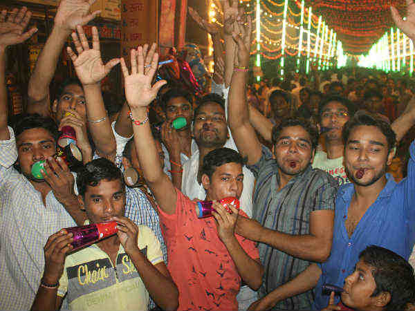 सारी रात लड़के बजाते हैं भोंपू सारी रात लड़के बजाते हैं भोंपू