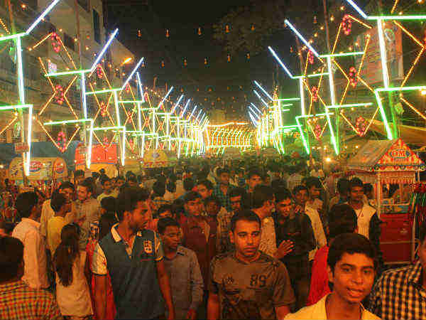 जबरदस्त भीड़ देखने को मिलती है रात भर जबरदस्त भीड़ देखने को मिलती है रात भर