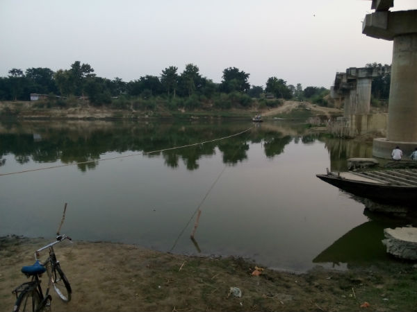 नाव चलाने के लिये रस्सी का इस्तेमाल